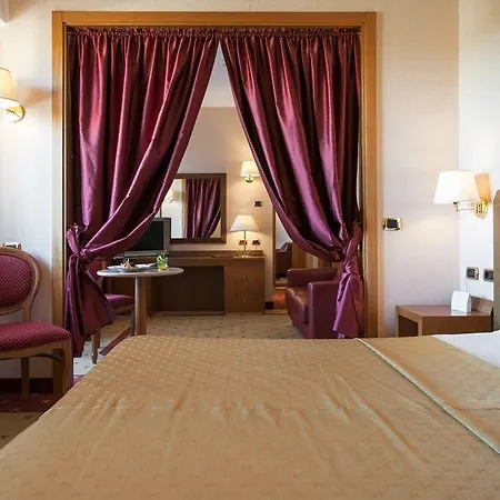 Grand La Chiusa Di Chietri Hotel 4*
