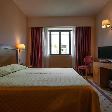 מלון Grand La Chiusa Di Chietri 4*