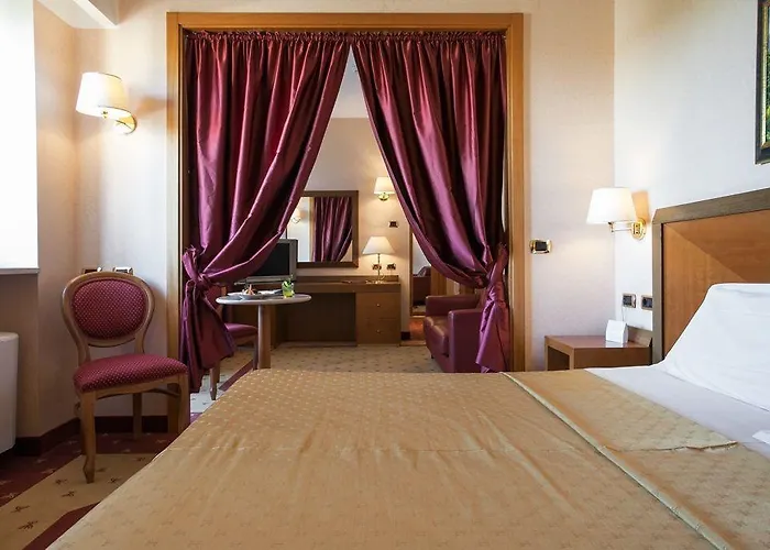 拉秋莎切蒂大酒店 酒店 4*